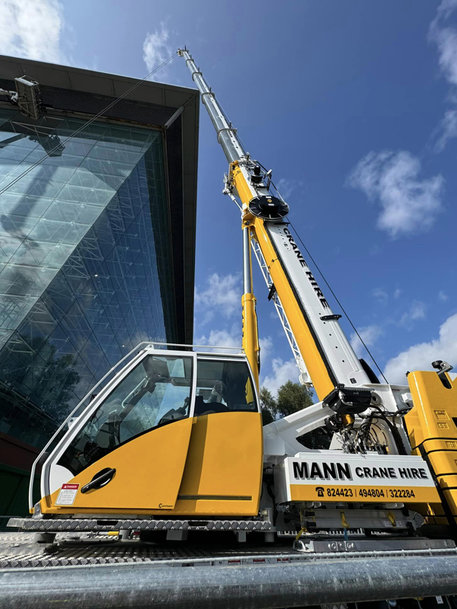 New Grove GMK3060L-1&nbsp;drives busy schedule for Mann Crane Hire